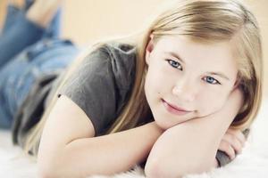 retrato de close-up de uma linda garota de 11 anos foto