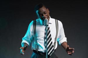 cantor de jazz americano africano retrô com microfone.