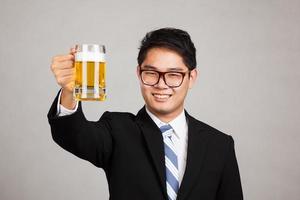 aplausos de empresário asiático com caneca de cerveja