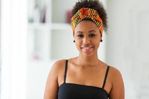 linda mulher afro-americana usando um lenço na cabeça africano - foto