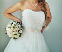 linda noiva caucasiana em lindo vestido
