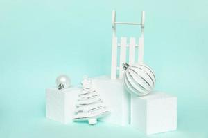 simplesmente mínima composição inverno objetos ornamento e cubo formas geométricas pódio isolado azul pastel background. natal ano novo dezembro tempo para o conceito de celebração. maquete, copie o espaço foto