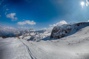 paisagem de neve de montanha de dolomitas no inverno foto