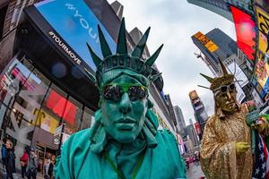 nova york - eua 22 de abril de 2017 times square estátua da liberdade humana foto