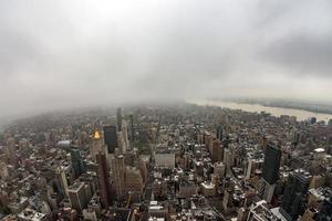 vista aérea da paisagem urbana de nova york manhattan em dia de neblina foto