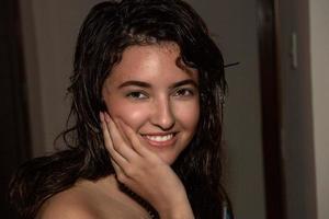 sorrindo retrato de menina latina mexicana de cabelo preto olhando para você foto