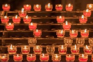 igreja velas votivas vermelhas chamas brancas foto