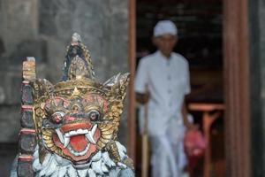 bali, indonésia - 12 de agosto de 2016 - monge balinês e adorador no templo para celebração da lua cheia foto