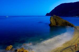 praia de cinque terre vista noturna foto