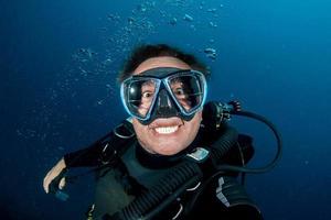 mergulhador sorrindo selfie retrato subaquático no oceano foto