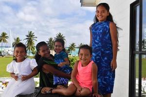 aitutaki, Cook Island - 27 de agosto de 2017 - pessoas locais na missa foto