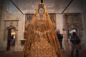 nova york, eua - 27 de maio de 2018 - moda dos corpos celestes e a imaginação católica no met museum foto