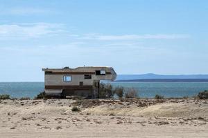 quebrando caravana abandonada ruim foto