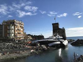 barcos destruídos pelo furacão da tempestade em rapallo, itália foto