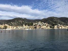 barcos destruídos pelo furacão da tempestade em rapallo, itália foto