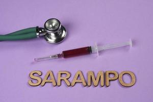 seringa de vacinação com a palavra sarampo escrita em português. foto