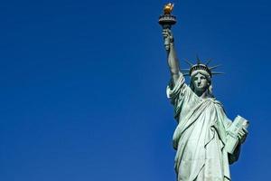 estátua da liberdade em nova york isolada em azul foto