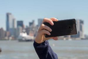 nova york manhattan estátua da liberdade turista selfie com smartphone foto