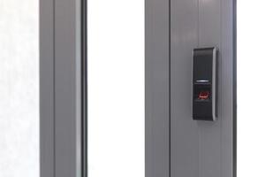 fechadura da porta na porta com sensor de impressão digital, entrada para escritório moderno e casa foto