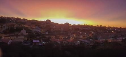 pôr do sol colorido no interior da cidade com vista para a paisagem urbana do brasil foto