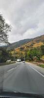 paisagem sul de minas gerais carro em movimento na estrada foto