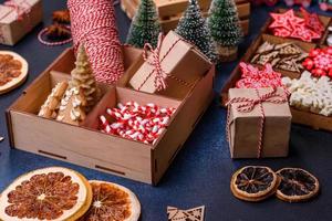 brinquedos de madeira da árvore de natal nas cores brancas e vermelhas, pão de gengibre e fatias secas de limão e toranja