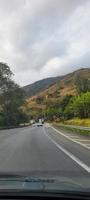 paisagem sul de minas gerais carro em movimento na estrada foto