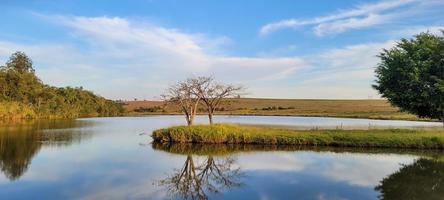 lago com paisagem natural de terras agrícolas na zona rural foto