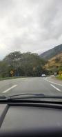 paisagem sul de minas gerais carro em movimento na estrada foto