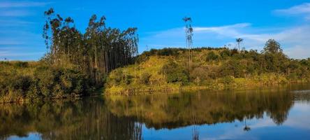 lago com paisagem natural de terras agrícolas na zona rural foto