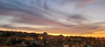 colorido pôr do sol de fim de tarde no interior do brasil foto