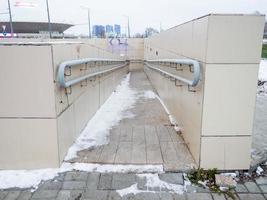 a descida para o metro está equipada com corrimãos. entrada do metro para deficientes e carrinhos de bebé. foto