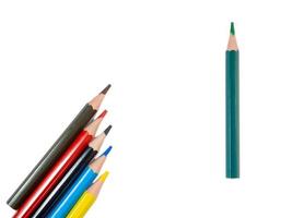 lápis de cor curtos. lápis de madeira são dispostos em um fundo branco. foto
