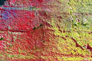 textura de tinta colorida de graffiti em paredes de concreto e tijolo em vermelho azul roxo e prata foto