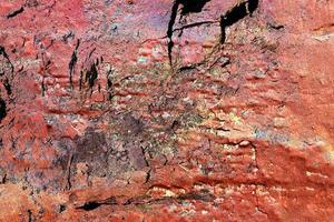 textura de tinta colorida de graffiti em paredes de concreto e tijolo em vermelho azul roxo e prata foto