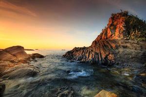 rocha de basalto em placas no mar de phu yen, vietnã, foto
