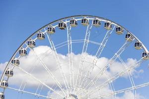 roda gigante branca e preta do céu azul com nuvens