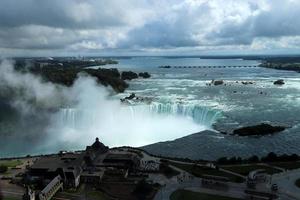 canadense cai no rio Niagara em um dia chuvoso de outono. foto