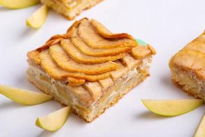 uma porção de delicioso bolo de baunilha de frutas em um prato branco foto