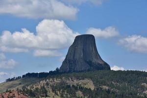grande montículo de pedra conhecido como torre do diabo em wyoming foto