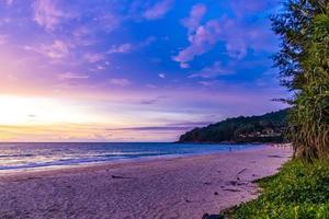 belo pôr do sol colorido e dourado deslumbrante na ilha de phuket, tailândia. foto