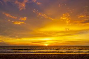 belo pôr do sol colorido e dourado deslumbrante na ilha de phuket, tailândia. foto