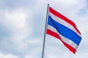 bandeira tailandesa vermelho branco cores azuis em phuket tailândia. foto