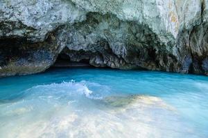 onda piscando e caverna de rocha foto