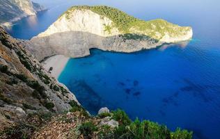 famosa praia do paraíso navajo com naufrágio. vista de grande angular da lagoa azul na ilha de zakynthos, grécia foto