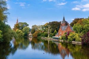 reflexos coloridos de árvores na água em bruges foto