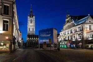 antiga praça medieval europeia e torre belfort em ghent foto