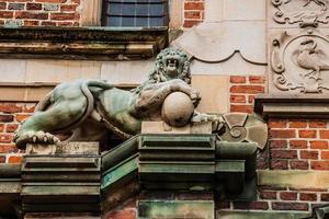 escultura de leão no castelo de frederiksborg foto