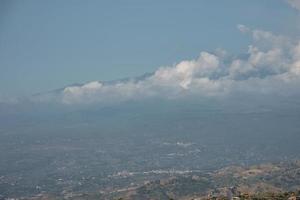 bela paisagem com vista para o monte vulcânico etna com céu ao fundo foto