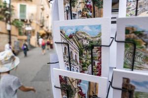 close-up de cartões postais em rack para venda na rua na cidade costeira foto